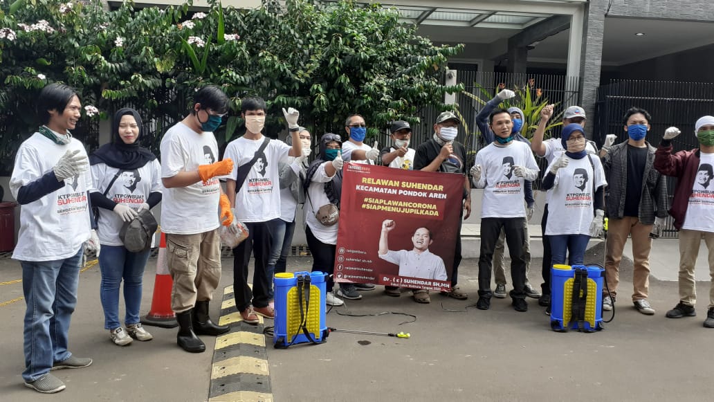 Sisir Wilayah Pandemi Belum Terjamah, Relawan Suhendar Semprot Disinfektan Corona