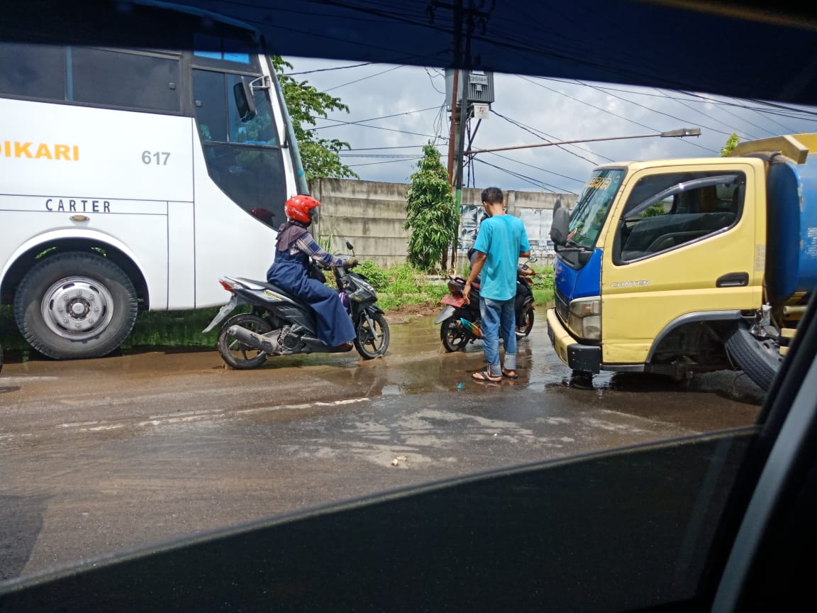 Truk Tangki Air di Jalan Serang-Jakarta Pecah Ban