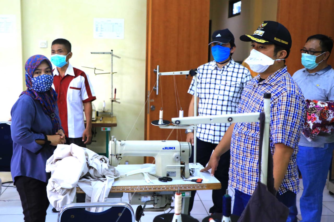 APD Langka, BLK di Kota Tangerang Produksi Baju Hazmat