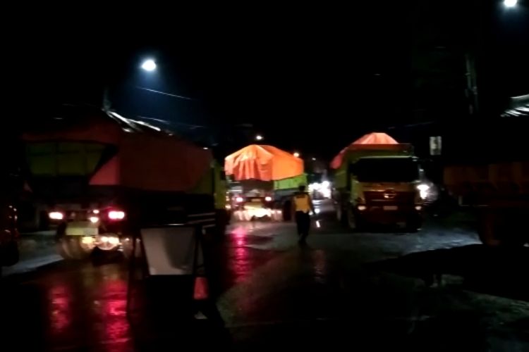 PSBB, Lalu Lalang Ratusan Truk Bertonase Rusak Jalan di Kota Tangerang