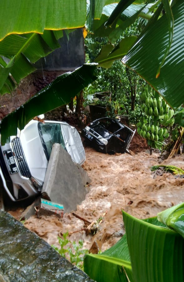 Seorang Warga Cilegon Dikabarkan Hanyut Saat Banjir Melanda