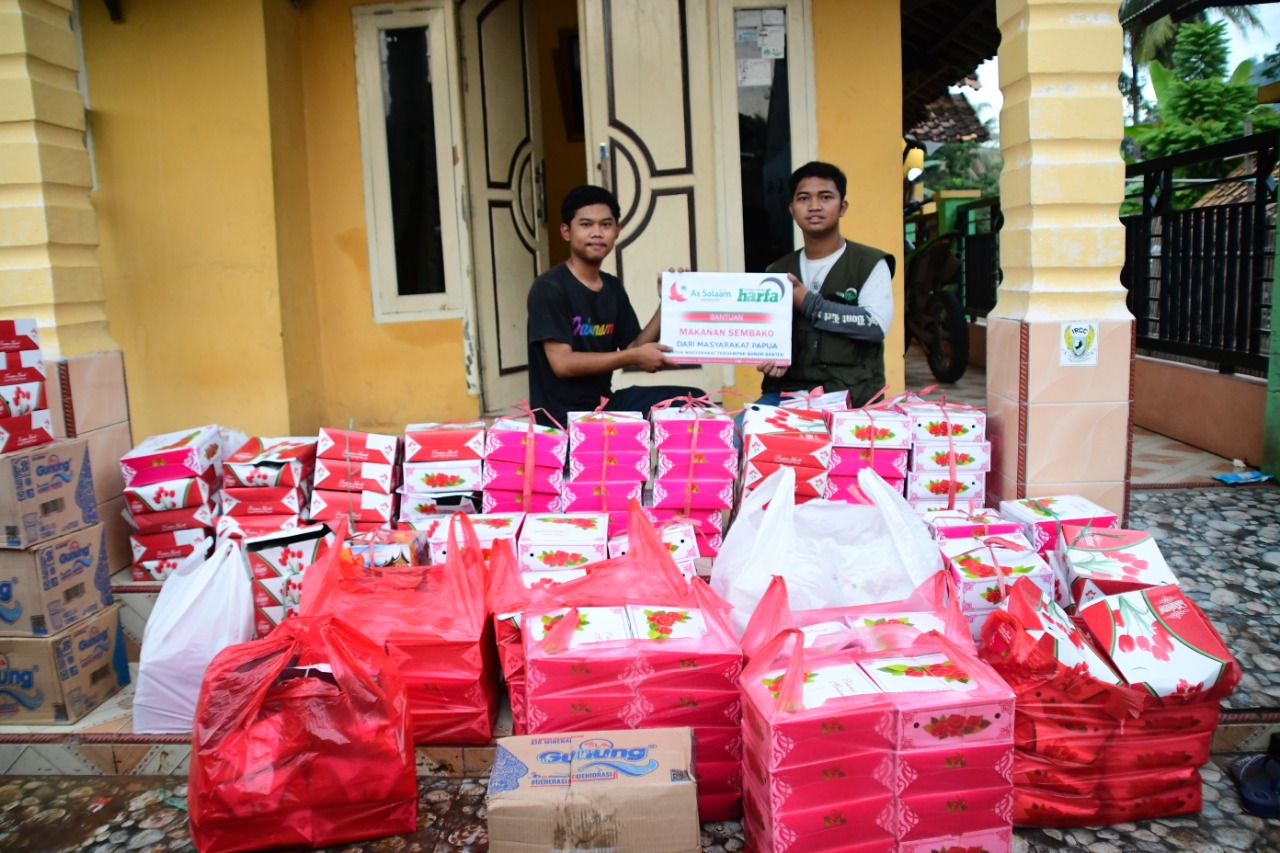 Bantu Korban Banjir Cilegon, LAZ Harfa Salurkan 1000 Paket Makanan Siap Saji