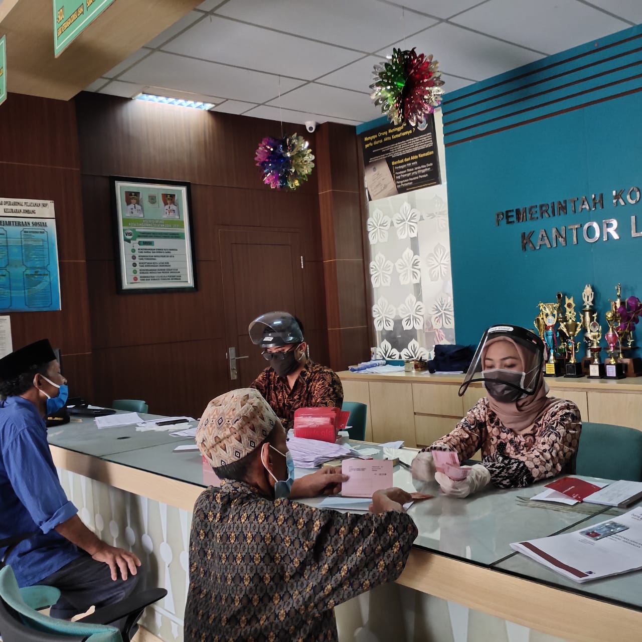 Ratusan Warga di Tangsel Geruduk Kantor Kelurahan