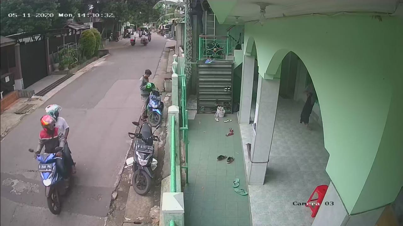 Terekam CCTV, Maling Embat Motor Beat di Samping Masjid