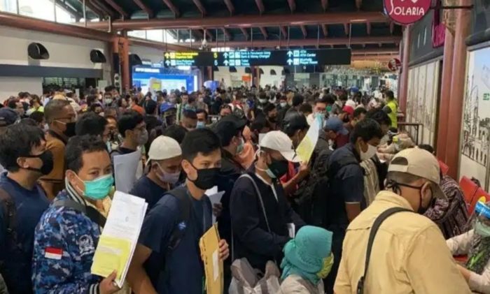 Antrean Penumpang Menumpuk di Terminal 2 Bandara Soetta Viral di Medsos