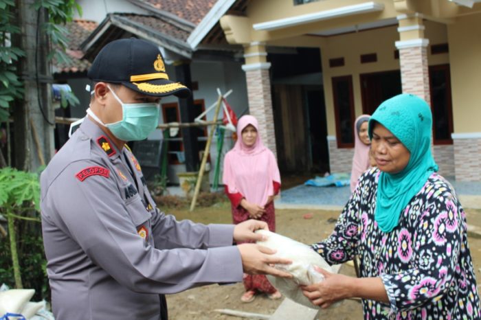Polres Serang Berikan Bantuan Kepada Ponpes dan Korban Banjir