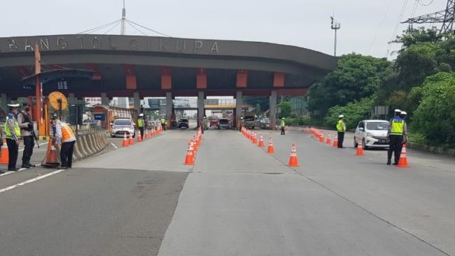Ratusan Kendaraan Dipaksa Putar Balik di Tol Tangerang-Merak
