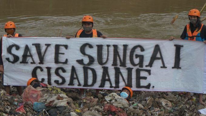 Protes Sampah, Aktivis Lingkungan Kubur Diri