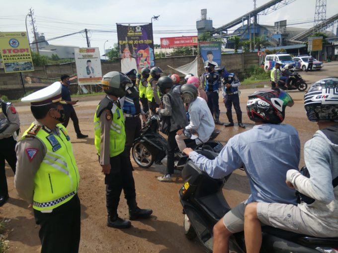 Ditlantas Polda Banten Bagikan Ribuan Masker ke Pengunjung Wisata Anyer