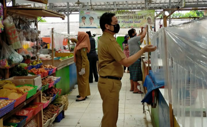 Cegah Covid-19, Pasar di Kota Tangerang Diberi Batas Plastik