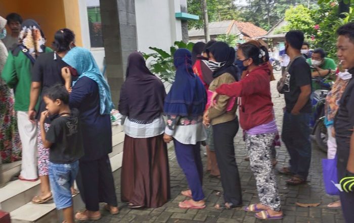 Pembagian Bantuan Sosial di Kelurahan Jombang Acuhkan Social Distancing