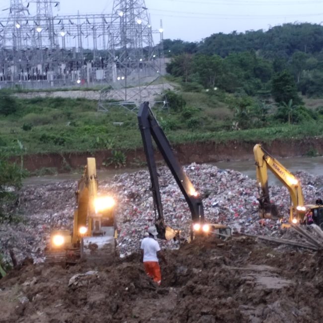 Sampah ke sungai cisadane