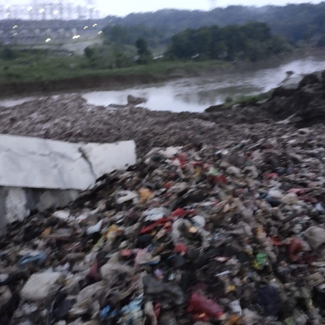 Sampah runtuh ke sungai cisadane