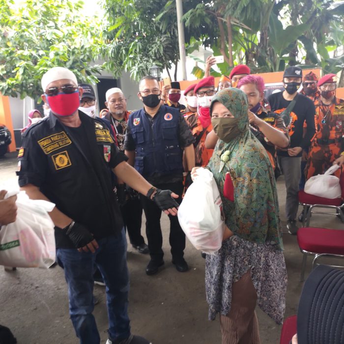 Ormas di Tangsel Bagikan Paket Sembako