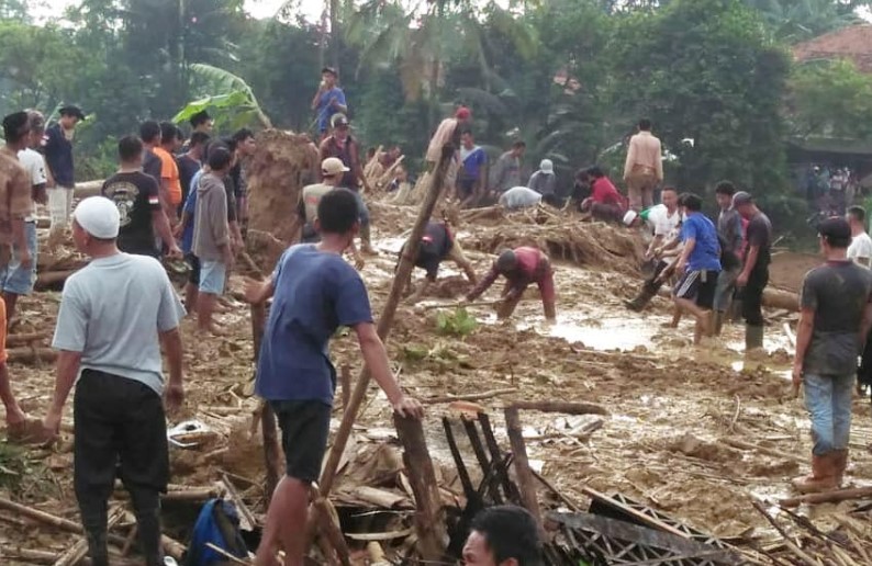 Satu Warga Dikabarkan Tertimbun Longsoran di Bogor
