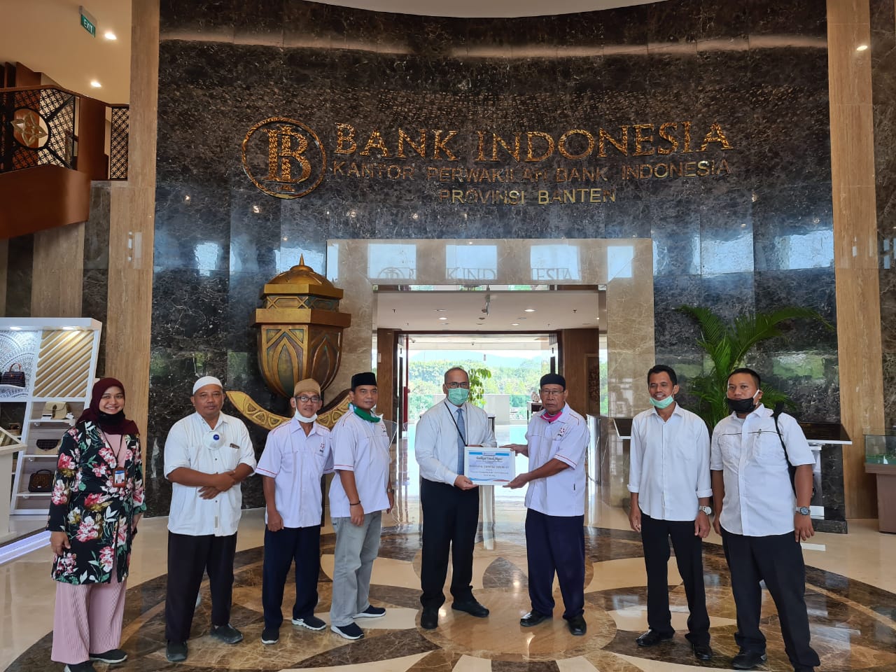 Gerakan Peduli Covid-19, BI Banten Sumbang 400 Paket Kesehatan dan Sembako
