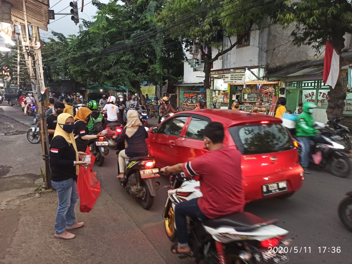 Relawan Suhendar Bagikan Ratusan Takjil Gratis di Pondok Ranji