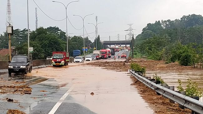Sempat Ditutup 4 Jam Karena Banjir, Gerbang Tol Cilegon Barat Kembali Dibuka
