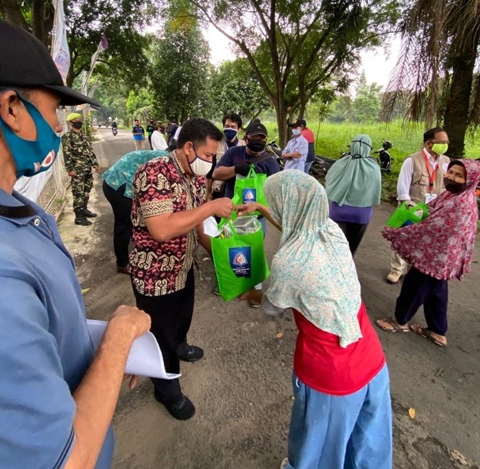 Unpri Salurkan Sembako untuk Warga Terdampak Covid-19