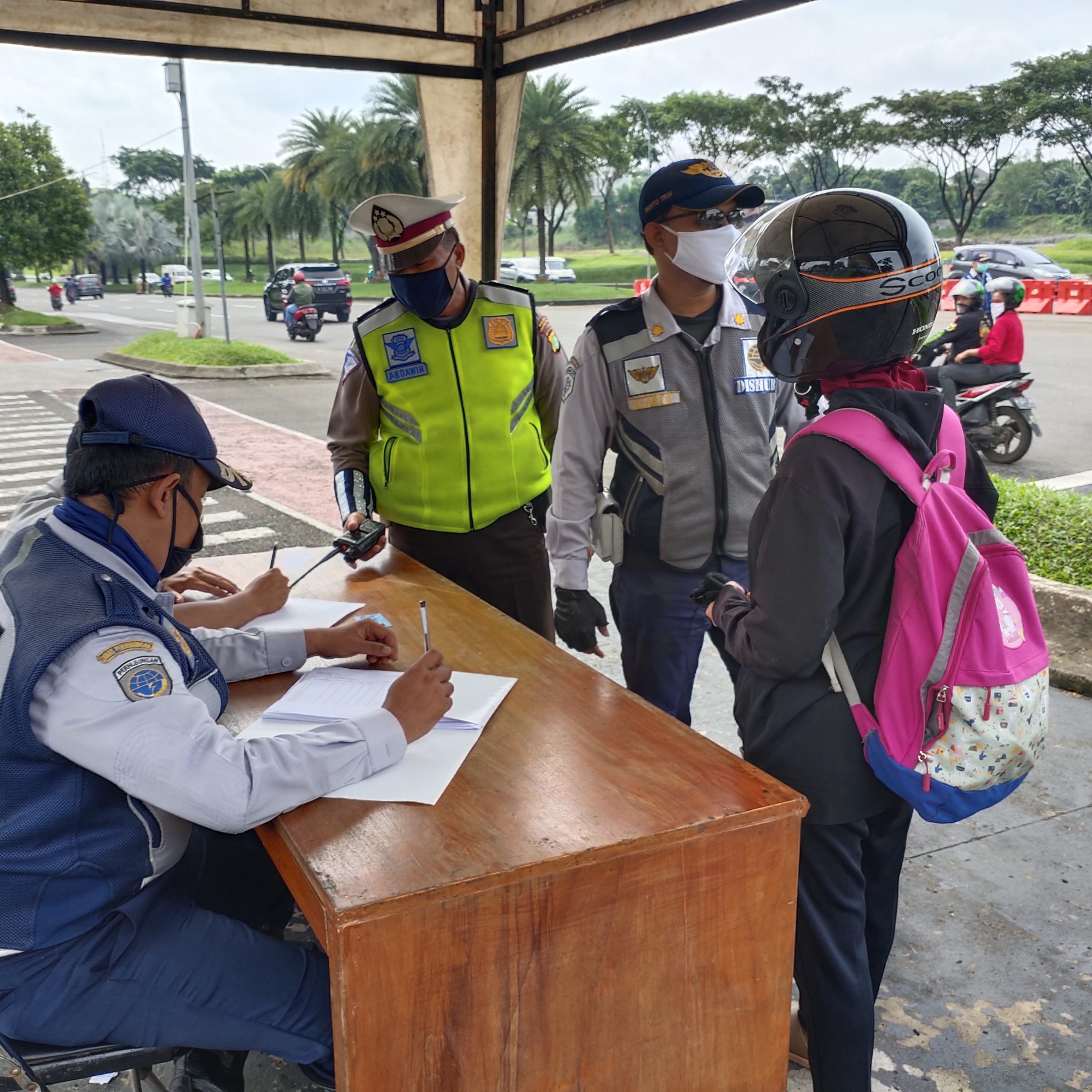 Cek Poin di Transpark Bintaro: Pelanggar PSBB Hanya Dicatat, Surat Teguran Habis