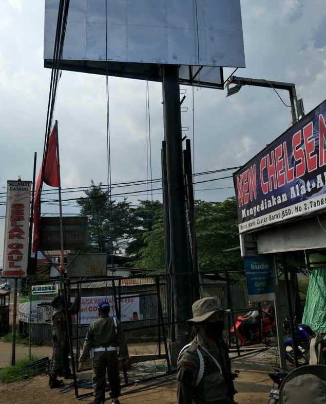 Tak Hiraukan PSBB, Pengerjaan Plang Reklame di Tangsel Distop