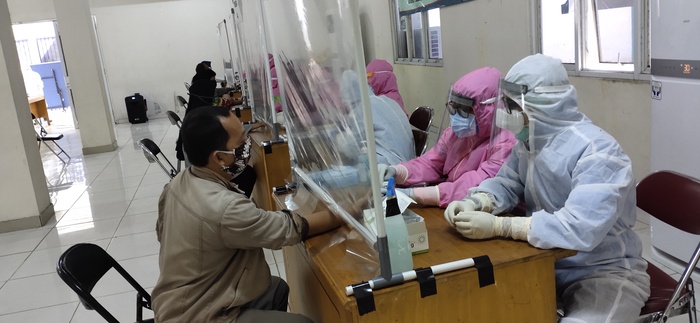 Ratusan Warga Pondok Aren Ikuti Rapid Test