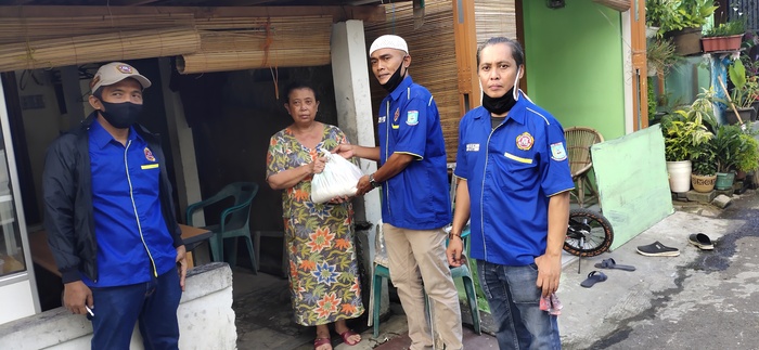 Bansos dari Pemkot Tangsel Lambat, Karang Taruna di Ciputat Salurkan Paket Sembako