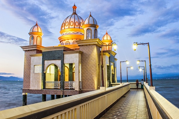 Pelisiran Virtual: Melongok Keindahan Arsitektur Masjid Terapung di Indonesia