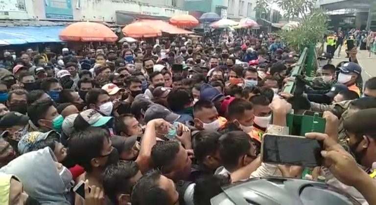 Penumpukan Penumpang di Stasiun KA Rangkasbitung Bikin WH Pusing