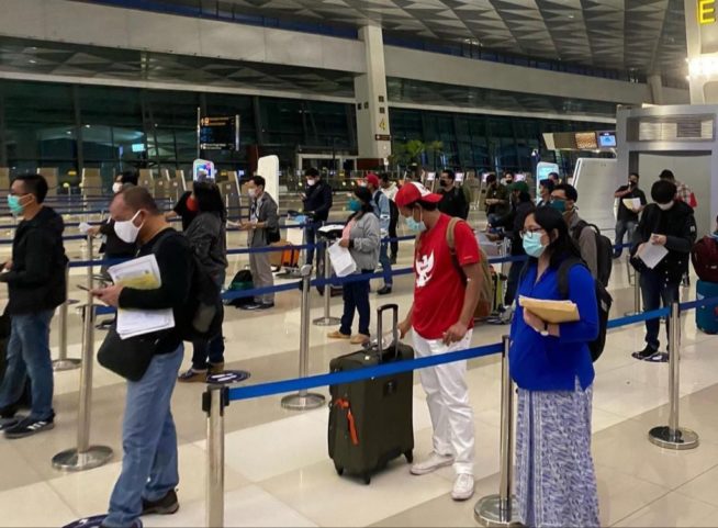 Penumpang Pesawat di Bandara Soetta Merangkak Naik
