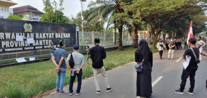 Hak Interpelasi Bank Banten, Mahasiswa Bawakan Keranda Mayat Ke Gedung DPRD