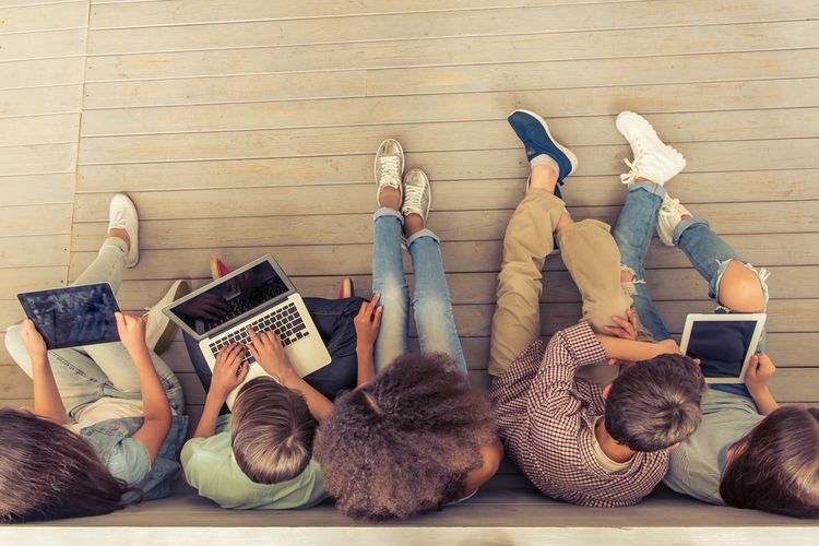 Hindari Candu Gadget, Begini Tips Asuh Anak di Era Digital