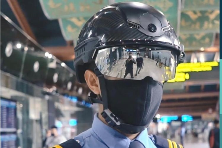 Minimalisir Kontak Fisik Penumpang, Petugas Keamanan di Bandara Soetta Dibekali Smart Helmet