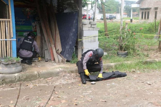 Warga Digegerkan Penemuan Granat dan Amunisi di Perumahan