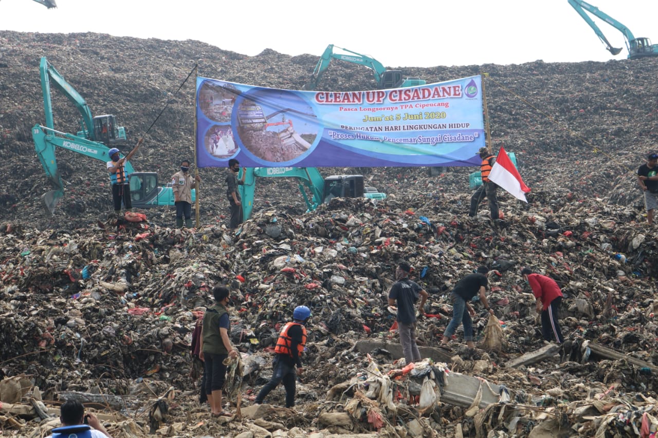 Sindir Pemkot Tangsel, Aktivis Lingkungan Hidup bersih-bersih Sungai Cisadane