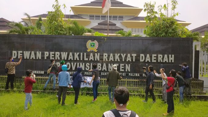 Mahasiswa Lempari Gedung DPRD Banten dengan Telur Busuk