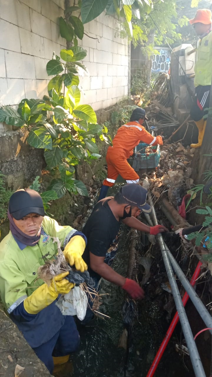 Petugas DLHK Tangsel Angkut Sampah Ban Mobil yang Menyumbat Saluran Air