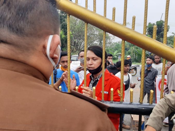 Dianggap Gratifikasi Beras, GMNI Ontrog Gedung DPRD Banten