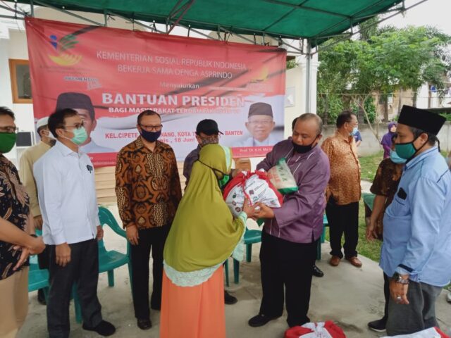 Asprindo Salurkan Bansos untuk Warga Terdampak Covid-19 di Pinang