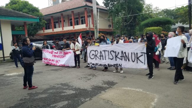 Tuntut Gratiskan UKT, Mahasiswa UIN Banten Gelar Aksi di Kampus