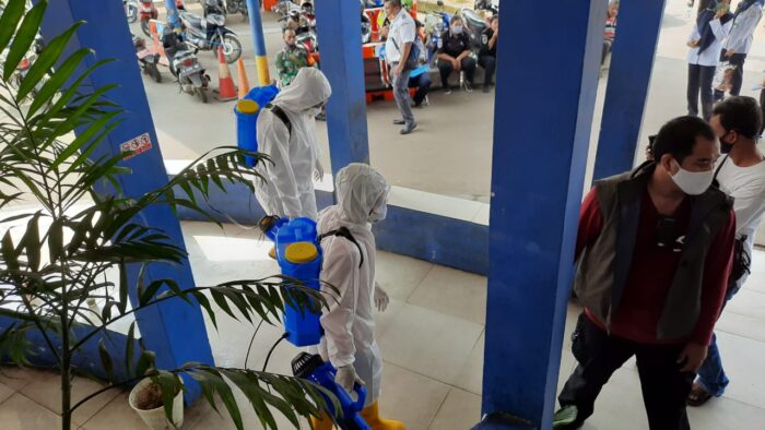 Tim Velox et Exactus Badan Intelijen Negara Semprot Disinfektan di Terminal dan Pasar Rau