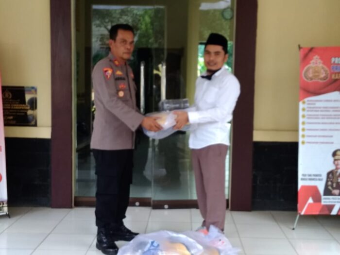 Dukung Polisi Atasi Pandemi Corona, Anggota DPRD Ini Berikan Bantuan APD