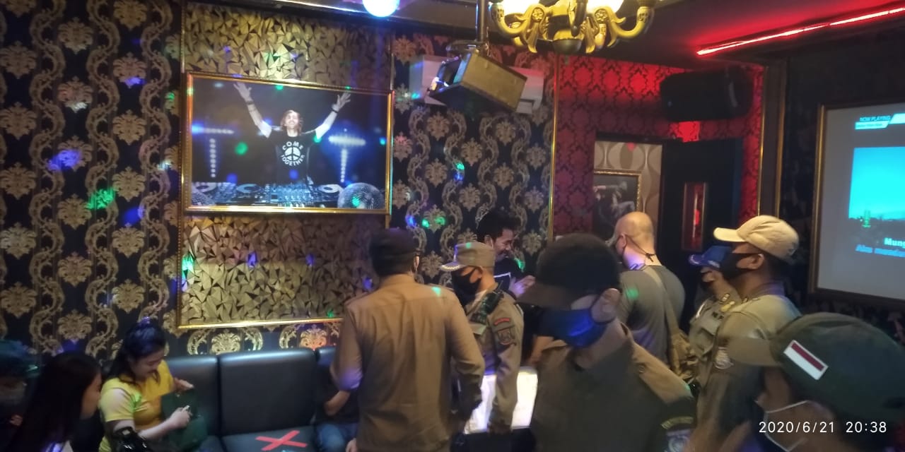 Satpol PP Segel Karaoke di Mall Teras Kota