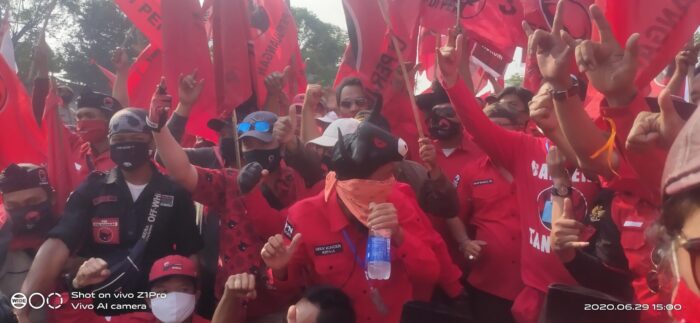 Long March ke Polres Tangsel, Massa PDI P Desak Usut Pembakaran Bendera