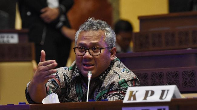 Pasien Covid-19 Beri Hak Suara, Petugas TPS Pakai APD Lengkap
