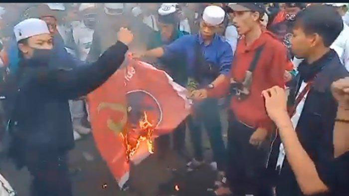 Aksi Pembakaran Bendera Pdip Di Jakarta