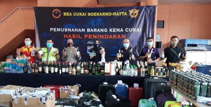 Bea Cukai Musnahkan Ribuan Botol Miras