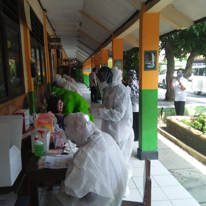 Ratusan Guru di Kabupaten Tangerang Di-swab Test