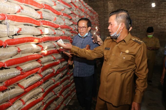 Bantu Terdampak Covid-19, Petani dan Nelayan Dapat Beras dan Uang
