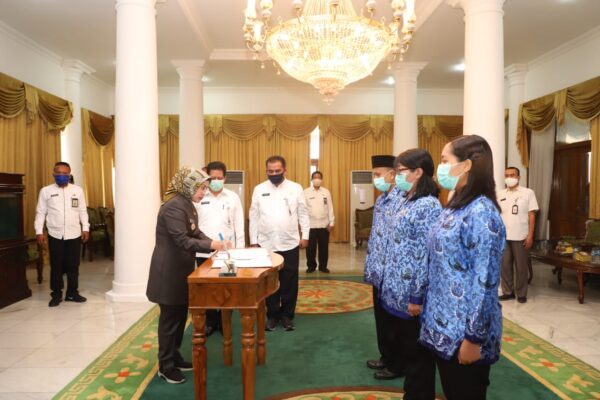 Bupati Serang Ratu Tatu Chasanah saat melantik CPNS di Pemkab Serang. (Aden)